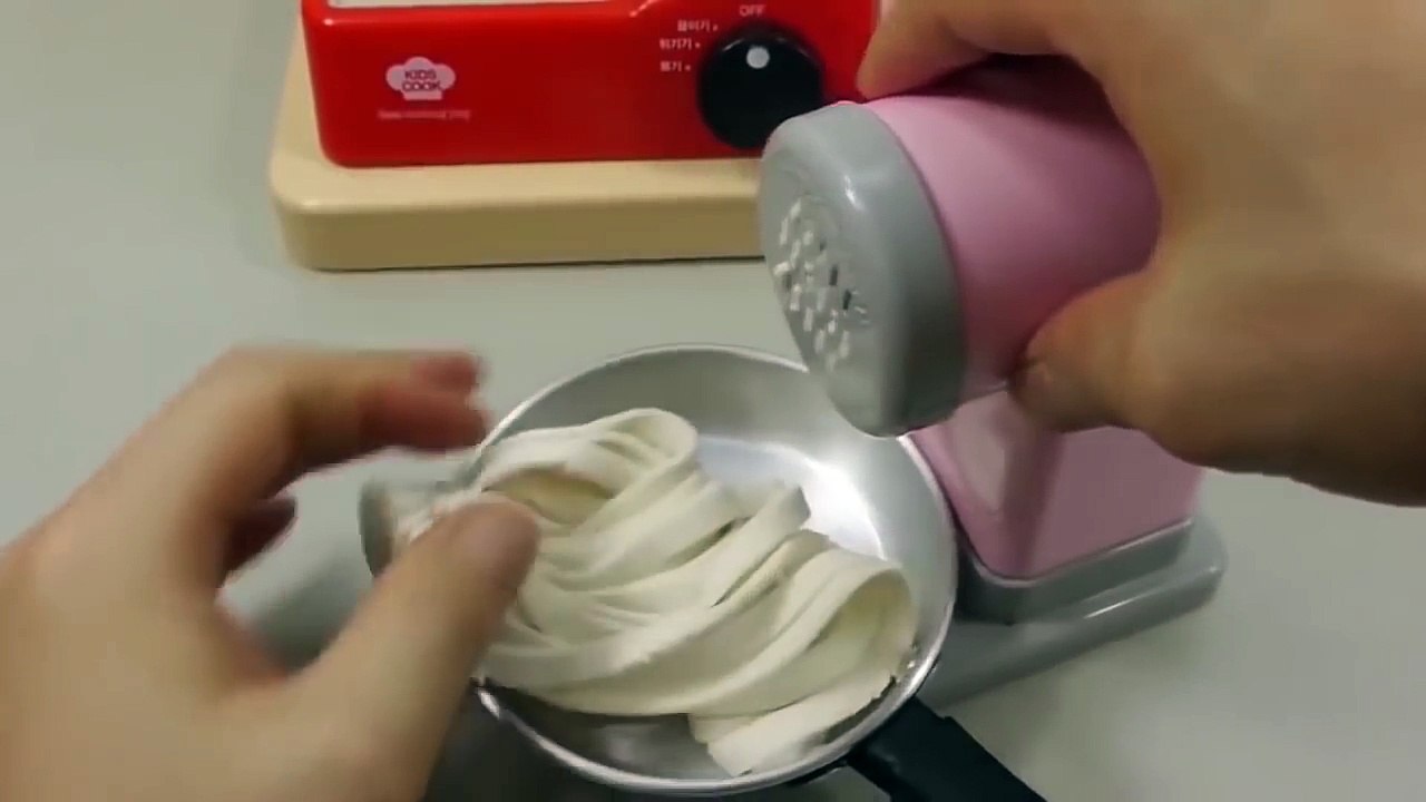 Play Doh Cooking Spaghetti Maker Ice Cream Toy Surprise Eggs Toys_17