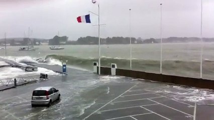La Trinité-sur-Mer. Une voiture emportée par une vague