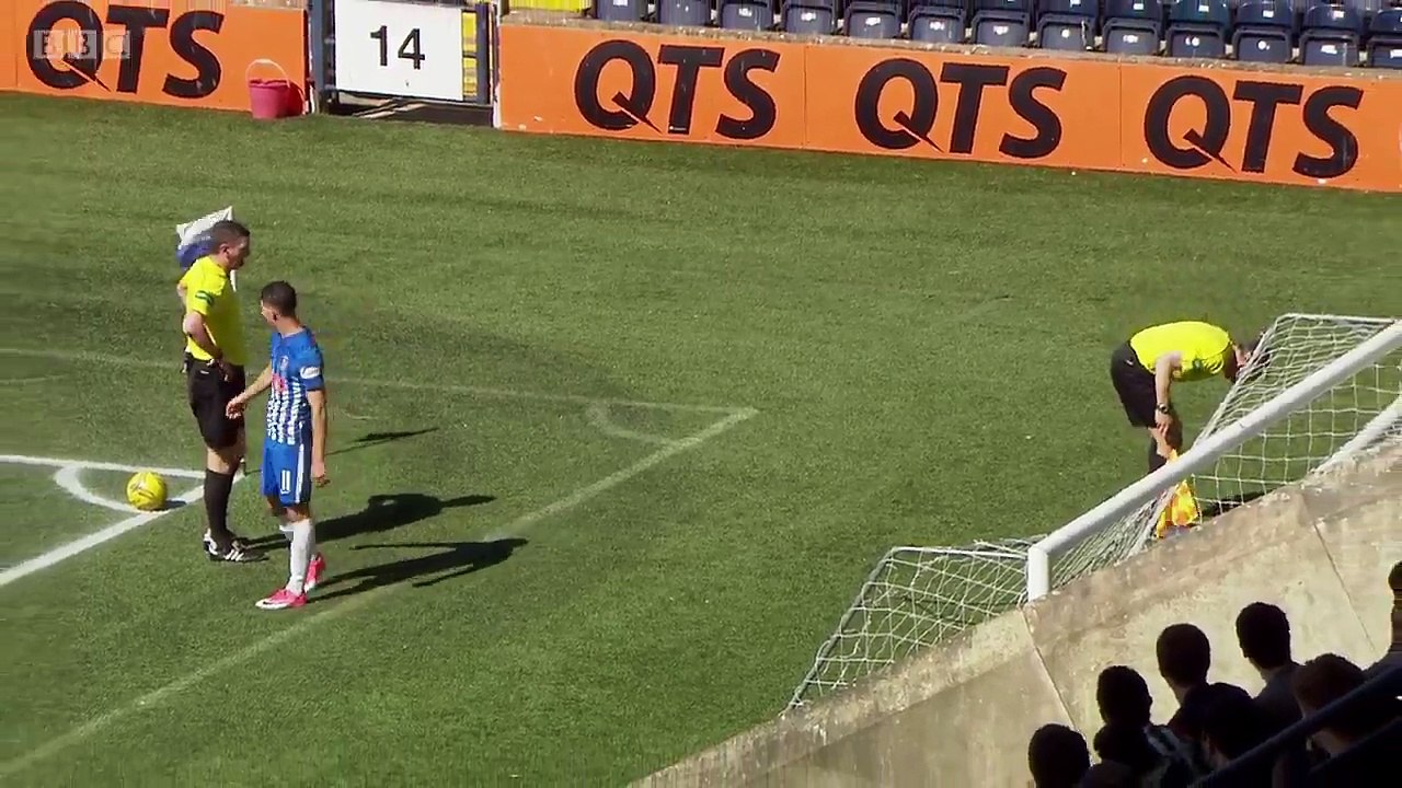 Un arbitre de touche prend un carton rouge après avoir vomi !