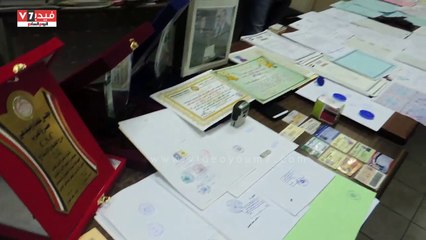 شاهد في دقيقة..مواطن ينتحل صفة مستشار ويزور المحررات الرسمية للمواطنين