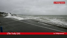 Tempête en Bretagne. Fortes rafales de vent et houle