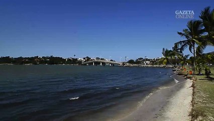 Esgoto sendo despejado em praia de Vitória