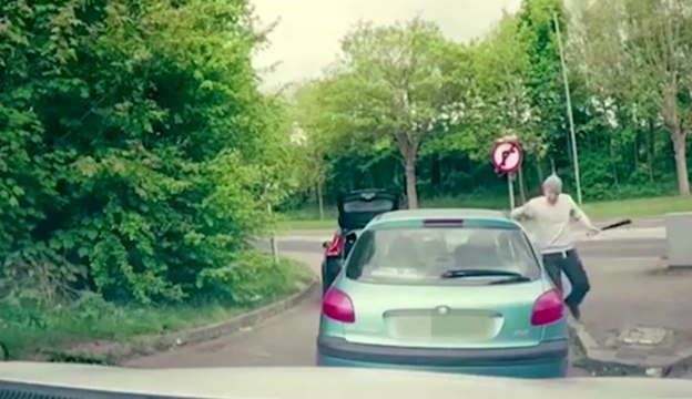 Un ancien combattant de MMA met KO deux automobilistes