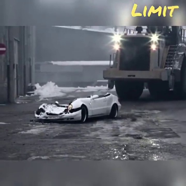 watch how driver is destring the car