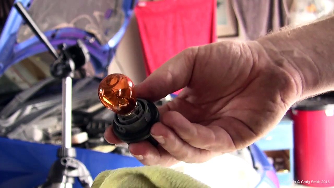 Simple howto Change bulbs, Mazda 2 video Dailymotion