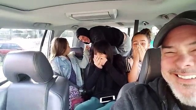 Le père prend une photo avec ses filles dans la voiture, mais elles sont sous le choc quand elles découvrent un homme s