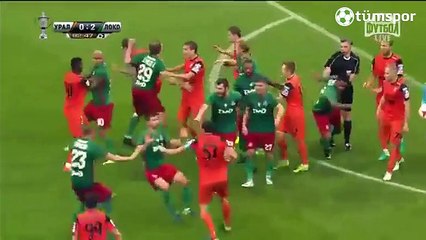 Скачать видео: Ural-Lokomotiv Moskova maçında yumruk yumruğa kavga