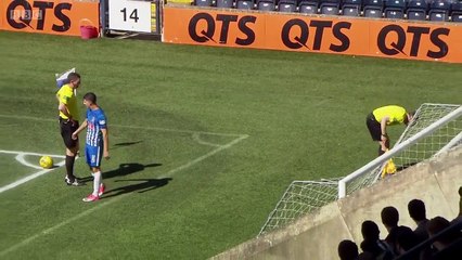 Un arbitre vomit et se prend un carton rouge