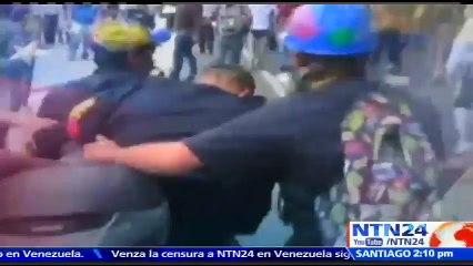 Camioneta del IVSS conducida por un guardia nacional atropella a joven que protestaba en vía de Calabozo, Guárico.