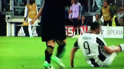 Le très vilain geste de Gilik qui s'essuie les crampons sur Higuain !