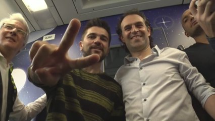 Juanes, de vuelta en Medellín, plasma su firma en vagón del metro