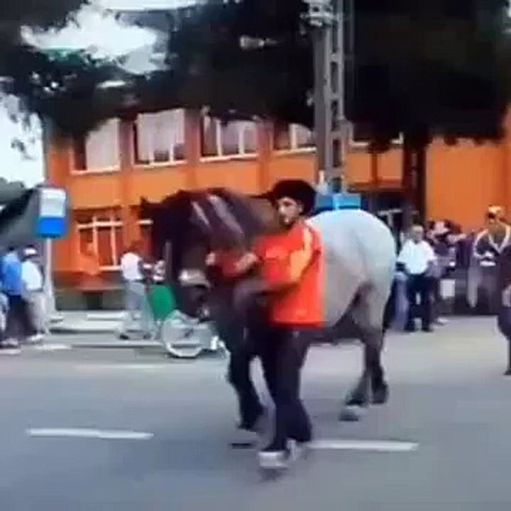 NUNCA PEGUE NO CAVALO ATRÁS