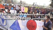 Estudiantes chilenos protestan por deudas en créditos universitarios-.