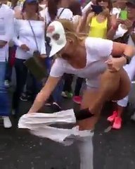 06 Mayo de 2017 - Venezuela: Manifestante regala sus pantalones a GNB