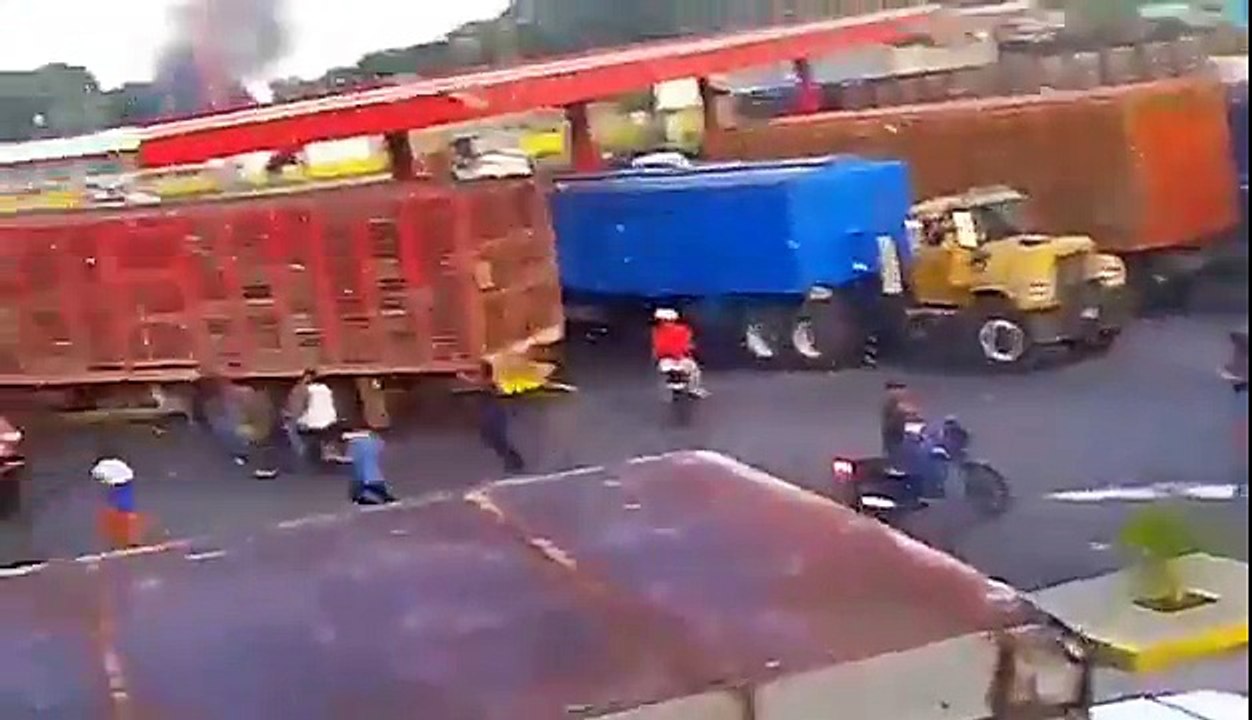 03 Mayo de 2017 - Saqueos de Gandolas vía Tocuyito en Venezuela