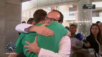 Sobreviventes do acidente da Chapecoense reencontram médicos colombianos