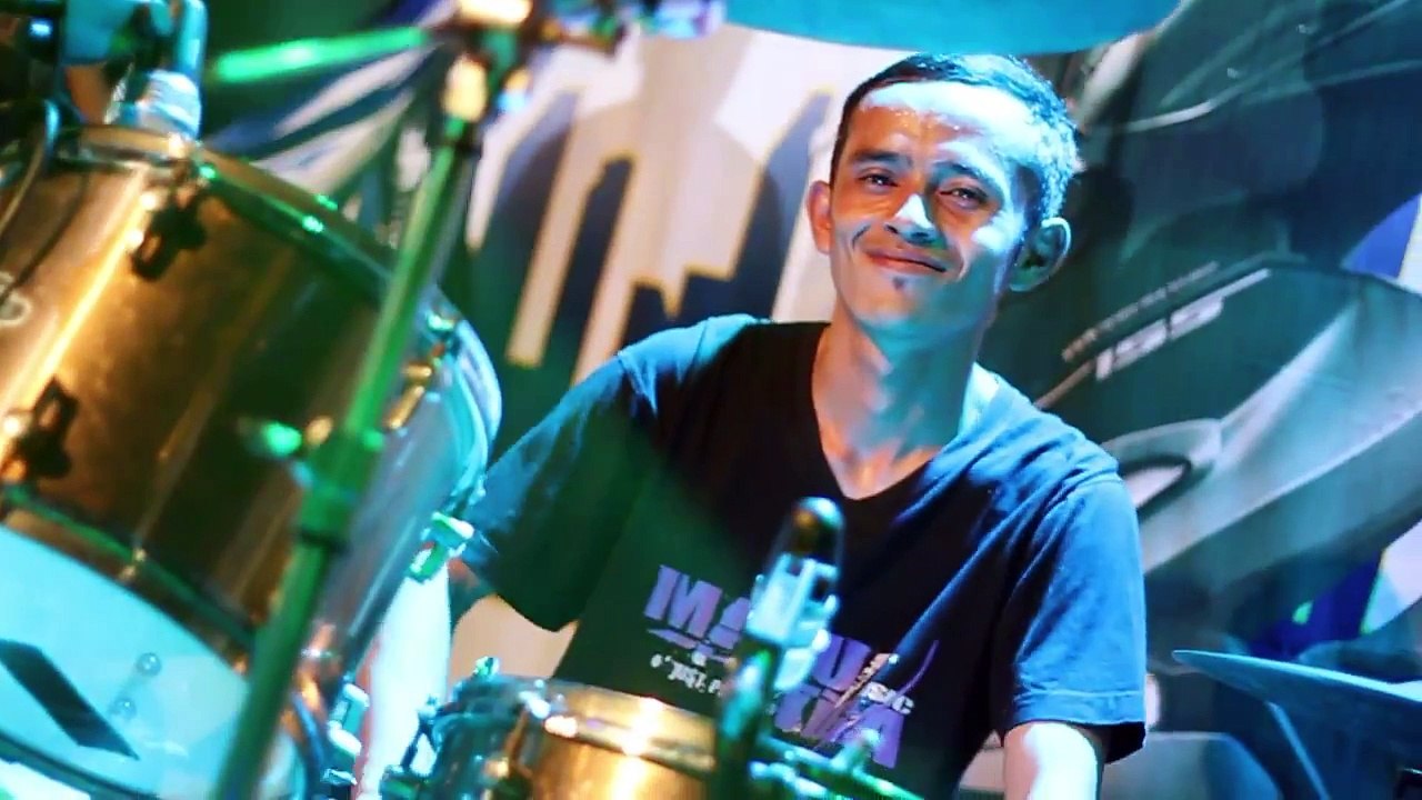 Dinding Kaca - Nopar ft Santi - Madu Tiga live Alun Alun Pacitan 2017