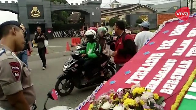Karangan Bunga untuk Ahok Mulai Hiasi Markas Brimob