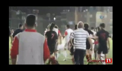 Yeşil saha ringe döndü: Oyuncular birbirine girdi