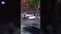 Un enfant se retrouve coincé sous une voiture après un gros accident