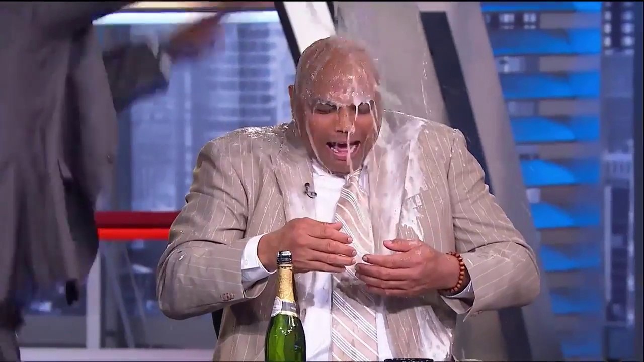 Kenny Smith et Shaq arrosent Barkley au Champagne pour avoir gagné un Emmy Award