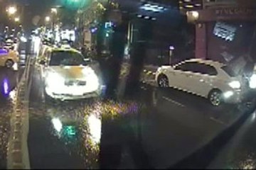 Şeritten Çıkan Taksi Otobüse Böyle Çarptı