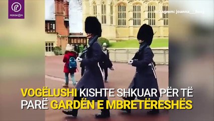 Djaloshi i vogël nderon gardianët britanikë, shikoni reagimin e tyre