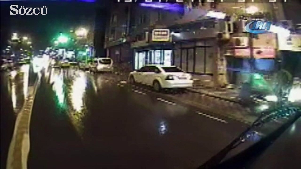 Karşı şeritten fırlayan ticari taksi Özel Halk Otobüsüne çarptı