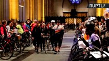 Padre em Nova Yorque abençoa ciclistas e suas bicicletas