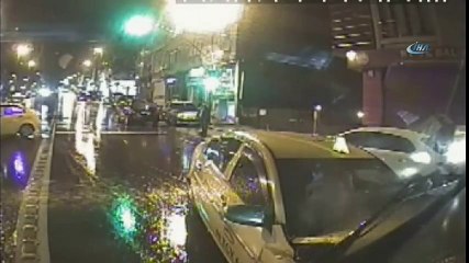 Taksinin Otobüse Çarpma Anı Kamerada