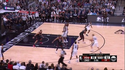 Manu Ginobili, 40 ans, dunke sur la défense des Houston Rockets