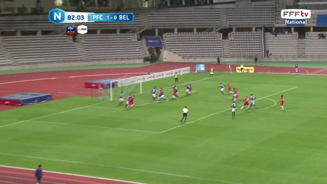 La reprise de la tête est captée par le gardien de Paris FC.