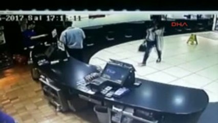 Restoranda Çocuğa Sıcak Su Atma Güvenlik Kamerasında