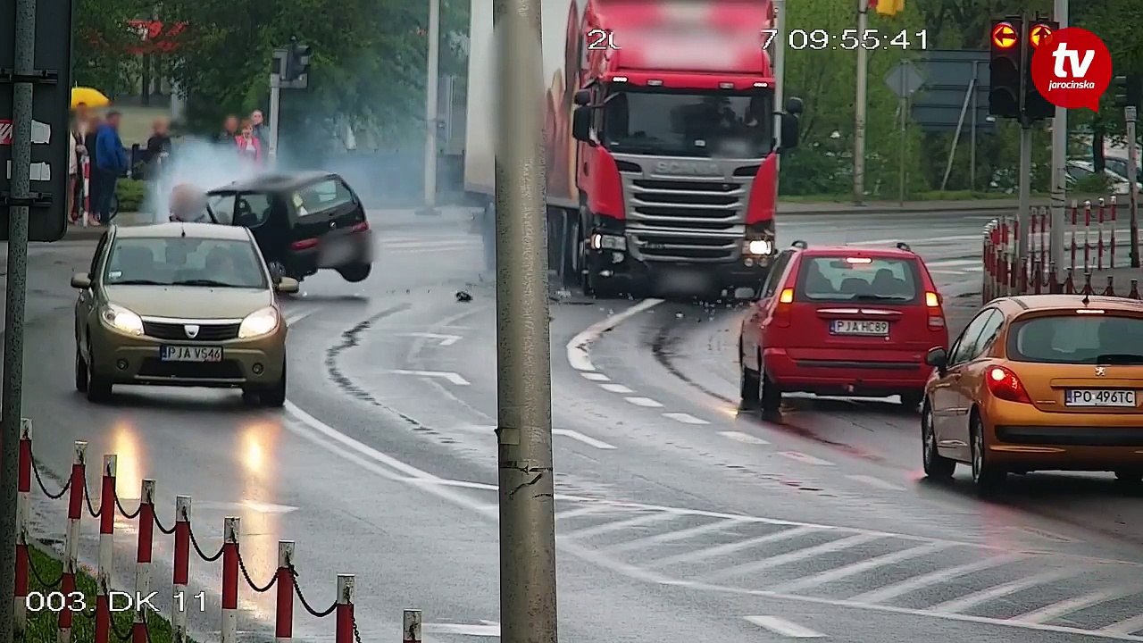 Tir wjeżdża na czerwonym i uderza w fiata [www.jarocinska.pl]