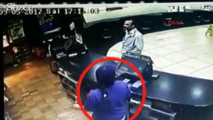 Restoranda çocuğa sıcak su atma anı