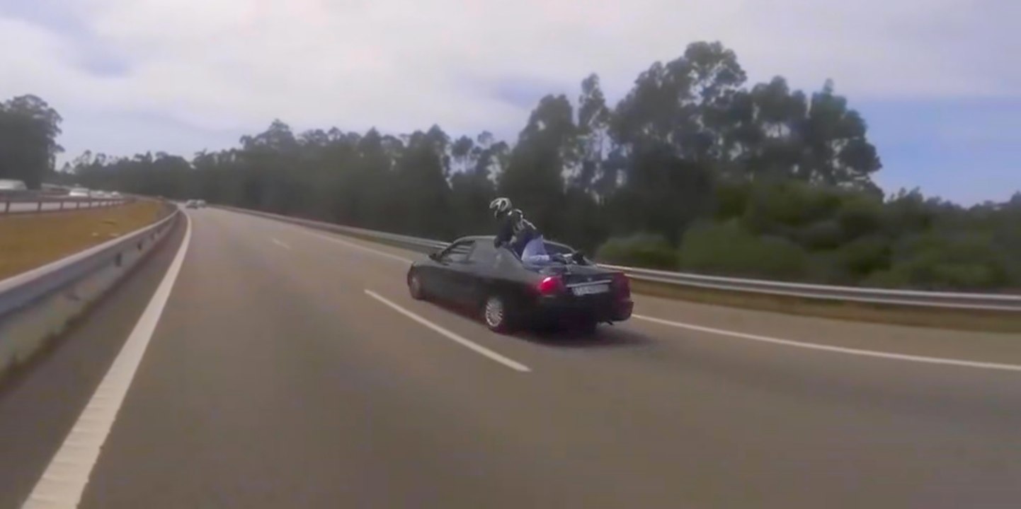 Il survit à sa chute de moto en retombant sur le toit d'une voiture