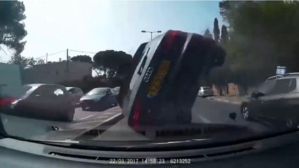 Une Audi force le passage et finit par décoller et prendre feu.