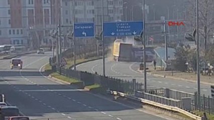 Rize Tır'ın Çarptığı Yolcu Midibüsünün Devrilme Anı Mobese'ye Yansıdı