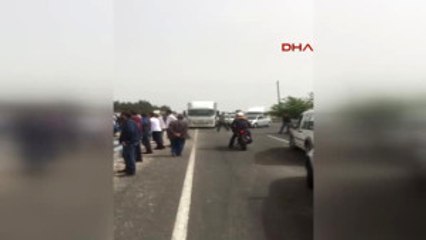 Diyarbakır Kamyon Çocuğu Ezdi, Köylüler Yolu Trafiğe Kapattı