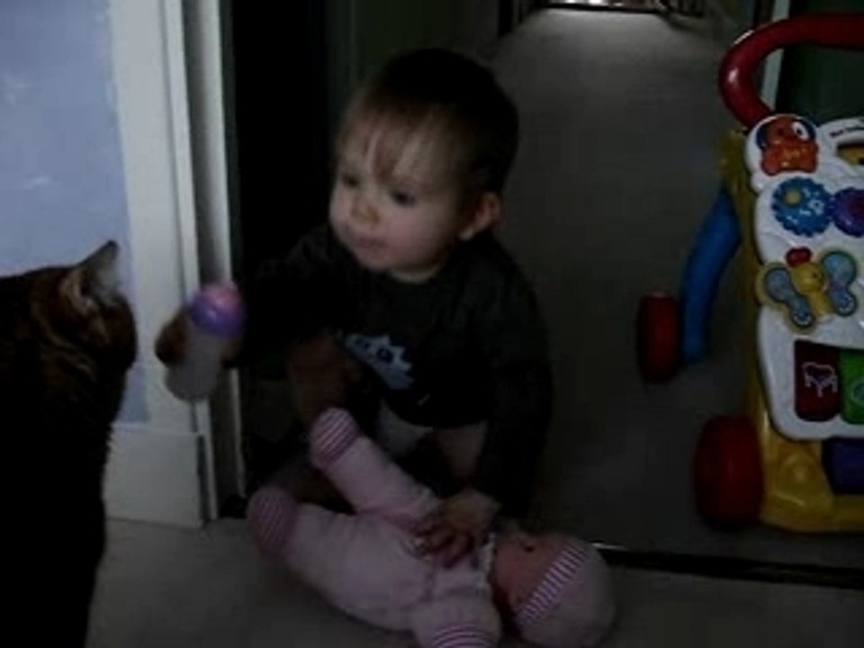 Margot donne le biberon à son baigneur