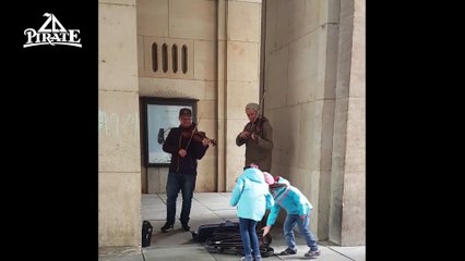 Des violonistes jouent dans la rue "Shape Of You" de Ed Sheeran