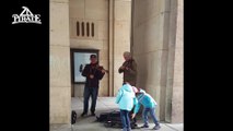 Des violonistes jouent dans la rue 
