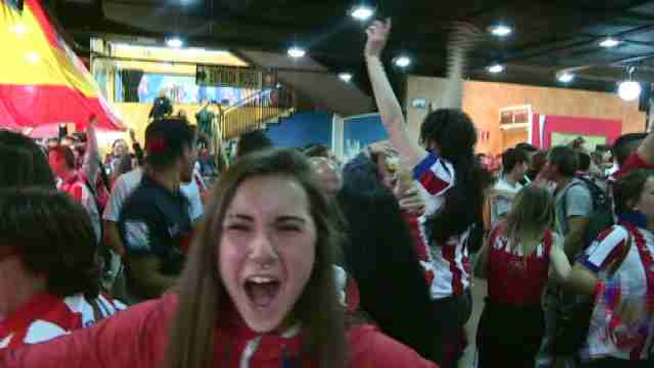 Los  aficionados disfrutan del partido en los bares de los alrededores del Calderón
