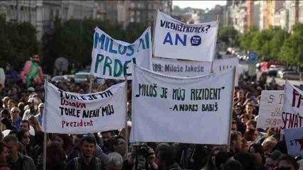 Cientos de personas protestan contra el Gobierno checo