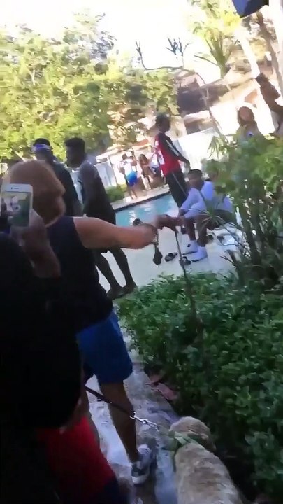 Une voisine qui demande à ses voisins de faire moins de bruit se fait jeter à l'eau