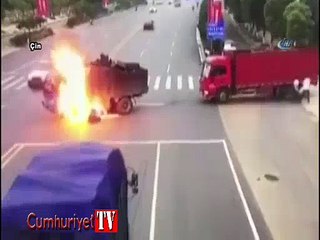 Motosiklet kamyonun yakıt tankına çarptı alev alev yandı