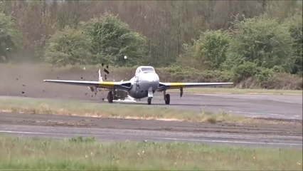 Cet avion arrache la piste au décollage - Avion Vampire T11