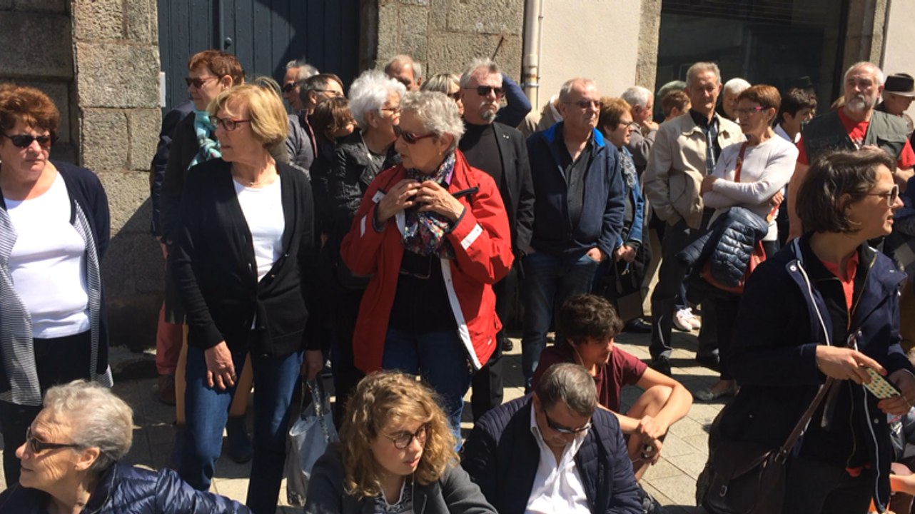 Obsèques de Corinne Erhel : de nombreux Trégorrois aux abords de l'église