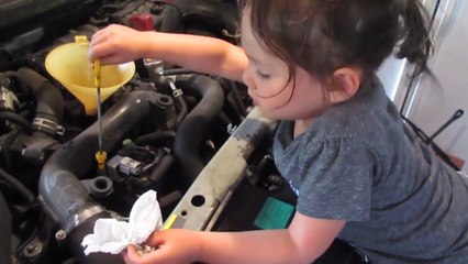 Cette fillette vous explique la vidange de votre voiture !