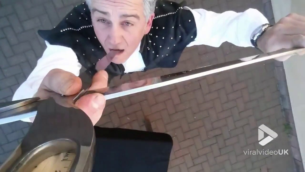 Ce fou avale des ciseaux géants !!! en METAL !!!